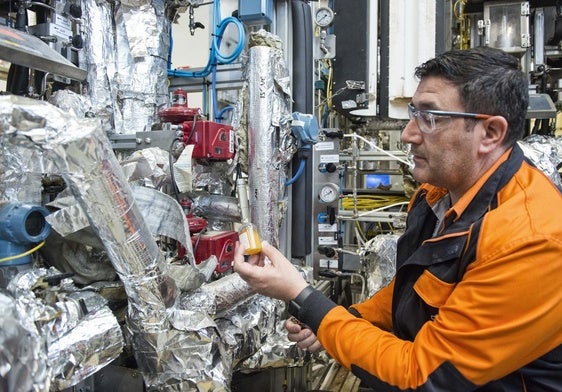 Un operario de Repsol obtiene combustible renovable en una planta piloto de Madrid.