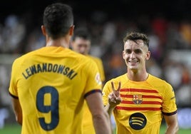 Robert Lewandowski celebra con Marc Casadó uno de los dos goles que le hizo el polaco al Valencia.