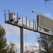 Los radares de tramo son sistemas más sofisticados que monitorizan la velocidad de los vehículos a lo largo de varios kilómetros