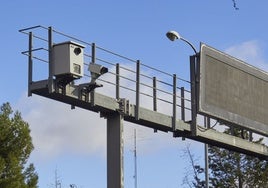 Los radares de tramo son sistemas más sofisticados que monitorizan la velocidad de los vehículos a lo largo de varios kilómetros