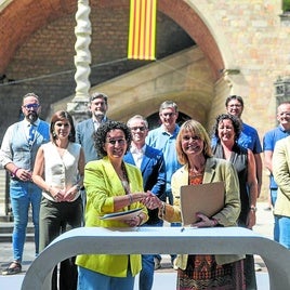 Marta Rovira (ERC) y Lluisa Moret (PSC) firman el pacto que contempla la financiación singular para Cataluña.