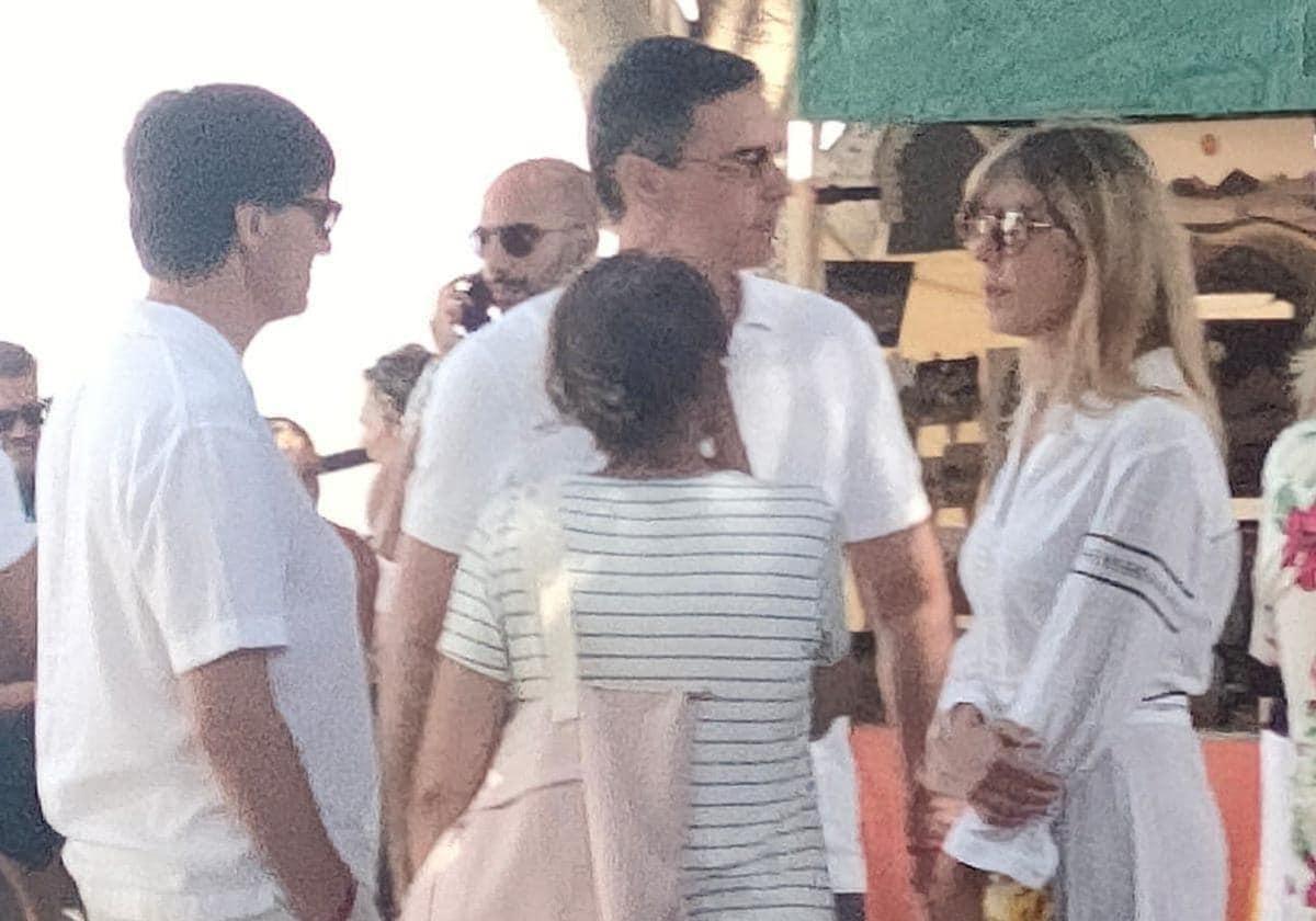 Imagen de Pedro Sánchez, Begoña Gómez y Salvador Illa, este sábado en Lanzarote.