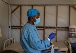 Un sanitario prepara este viernes una inyección en un centro de salud de Munigi, en la República Democrática del Congo.