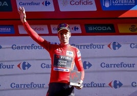 Wout van Aert, con el jersey rojo de líder de la Vuelta a España.