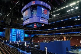 El enorme escenario preparado para la convención.