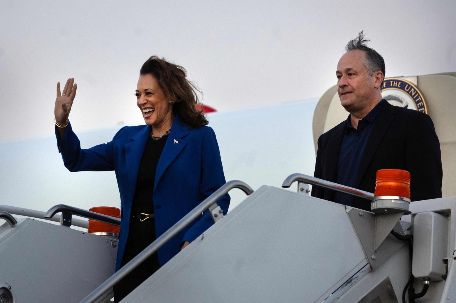 Kamala Harris y su marido, Douglas Emhoff, llegaron el domingo a Chicago.