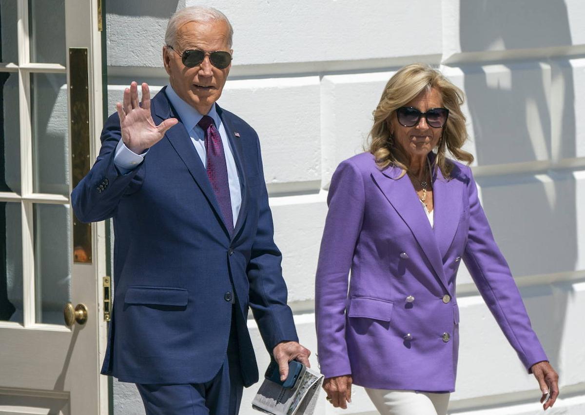 Imagen secundaria 1 - Vista del lugar donde se celebra la cita demócrata, Joe y Jill Biden camino a este encuentro y Minyon Moore, presidenta de la convención. 