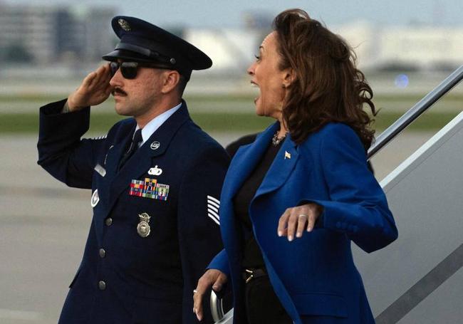 Kamala Harris, a su llegada al aeropuerto O'Hare de Chicago.