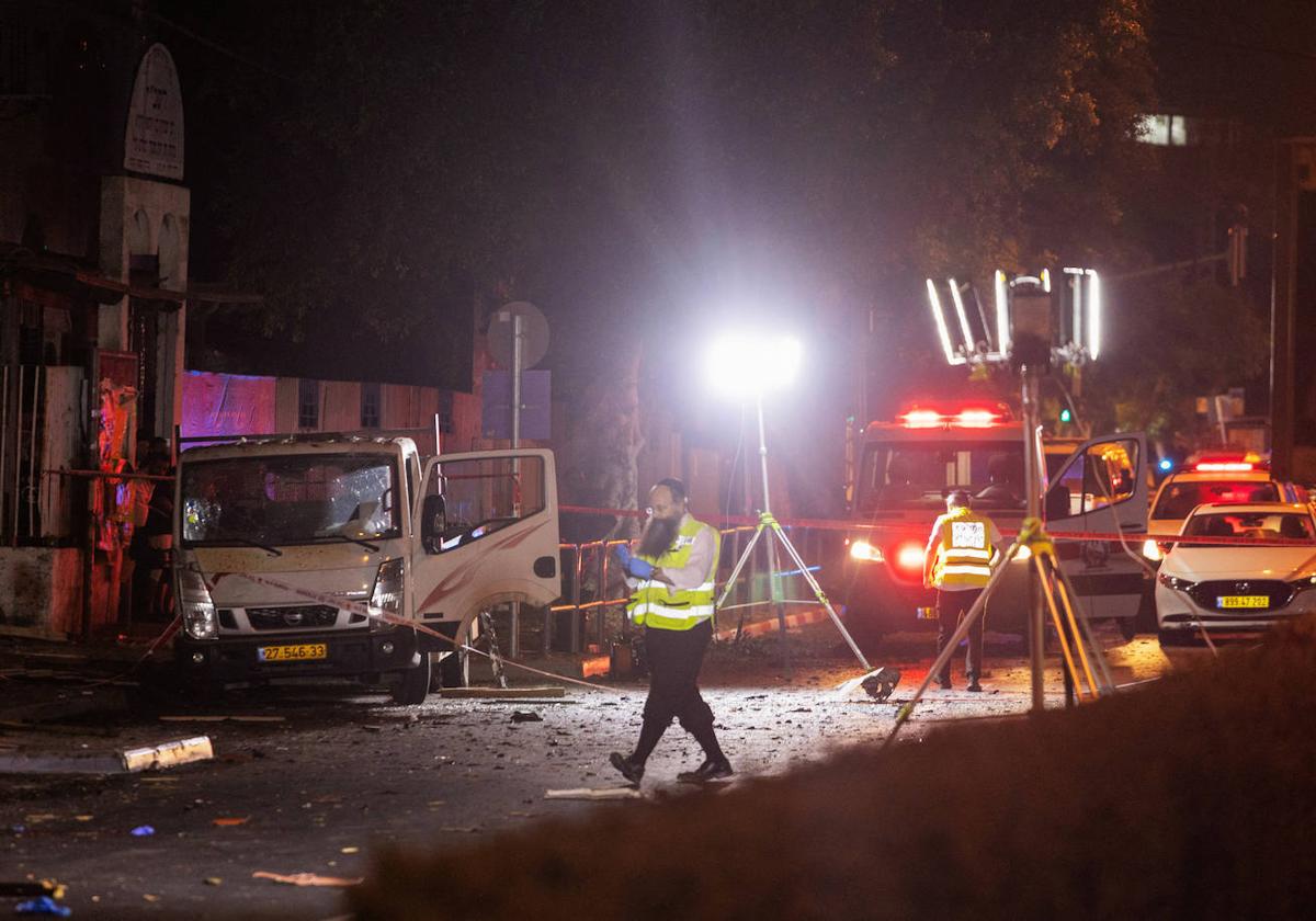 Los equipos de seguridad y rescate israelíes trabajan en el lugar del atentado.