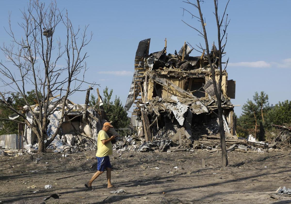 Casa destrozada en Ucrania por un misil ruso.