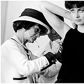 Coco Chanel, en su taller.