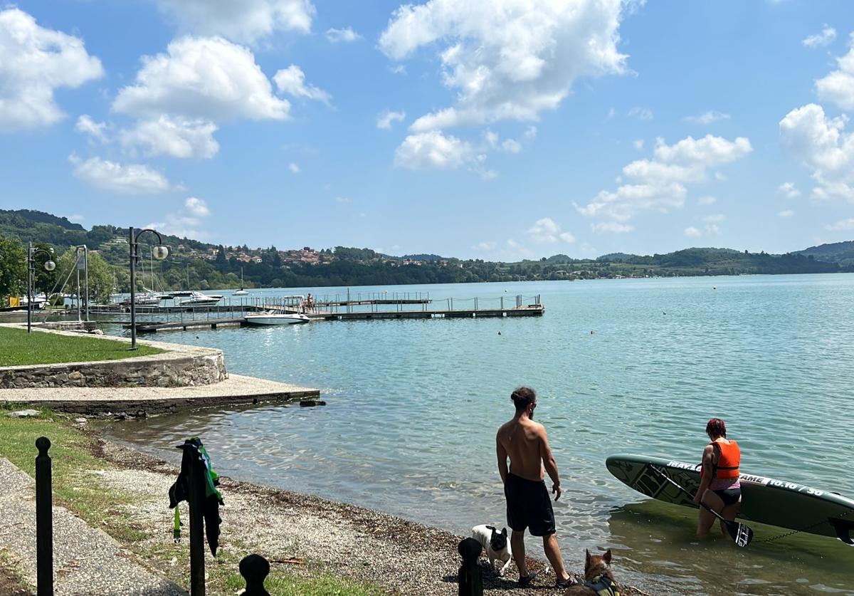 Panorámica del Lago di Viverone, donde los italianos se bañan y practican el esquí acuático.