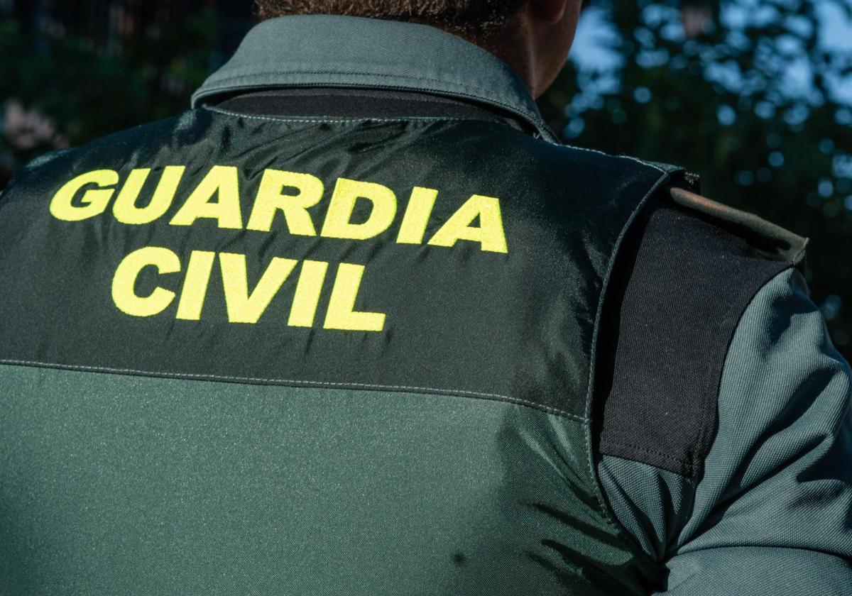 Imagen de un agente de la Guardia Civil en Mocejón (Toledo).