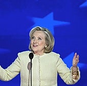 Hillary entrega el testigo a Kamala: «Cuando una barrera cae para una de nosotras, cae y despeja el camino para todas»