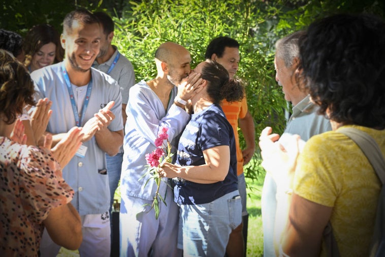 Carlos, paciente del hospital Gregorio Marañón y Pilar el día de la boda.