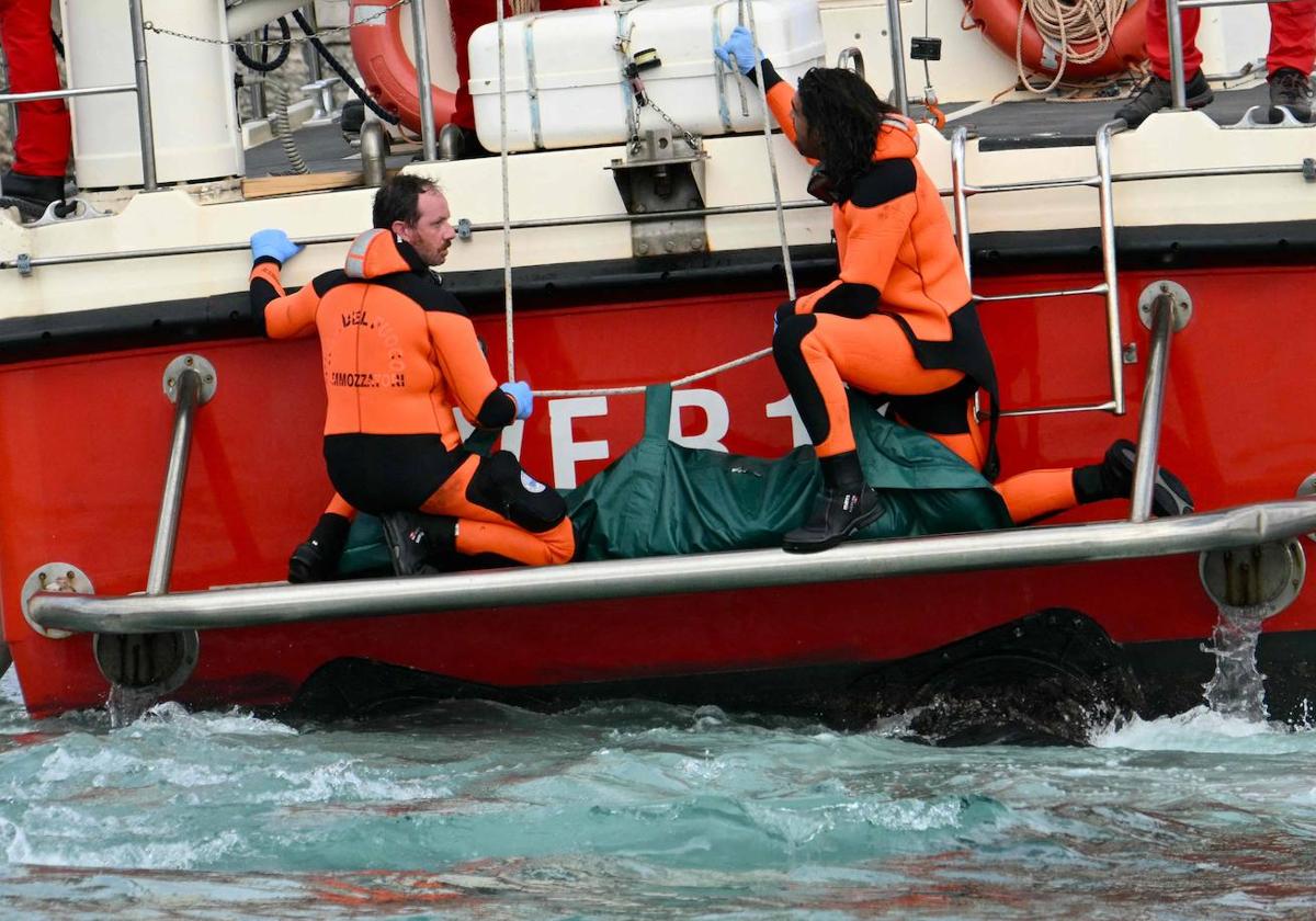 Dos buzos participan en las tareas de rescate de los desaparecidos en el naufragio del 'Bayesian' en Sicilia.