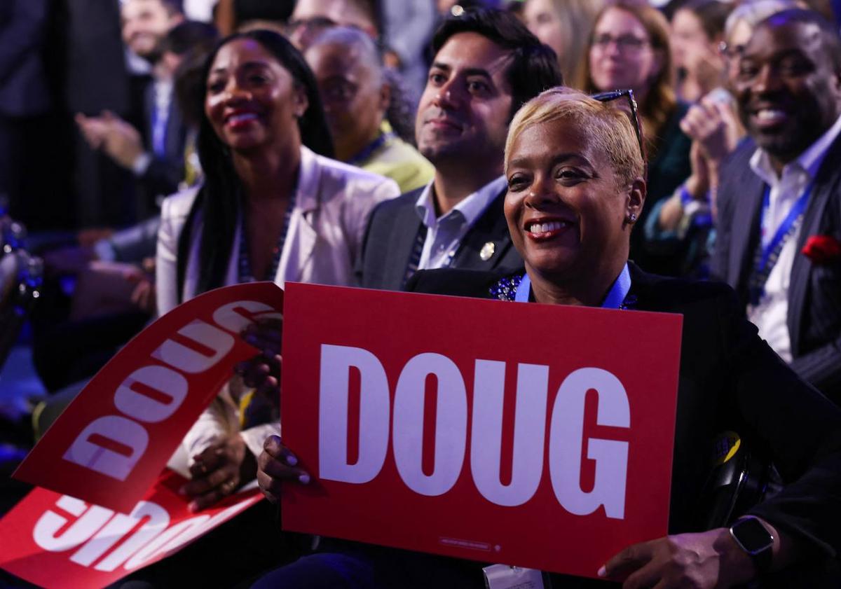 Imagen principal - Una asistente a la cita de los demócratas sostiene un cartel de apoyo al marido de Kamala Harris; Cole, hijo de Doug Emhoff, interviene en la convención; el esposo de la candidata y el actual presidente de EE UU charlan en Chicago.