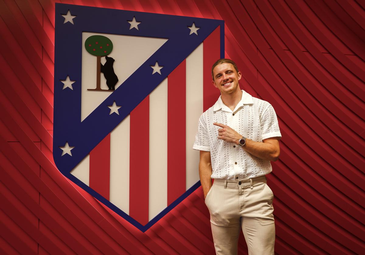 Conor Gallagher posa en el Metropolitano junto al escudo de su nuevo equipo.