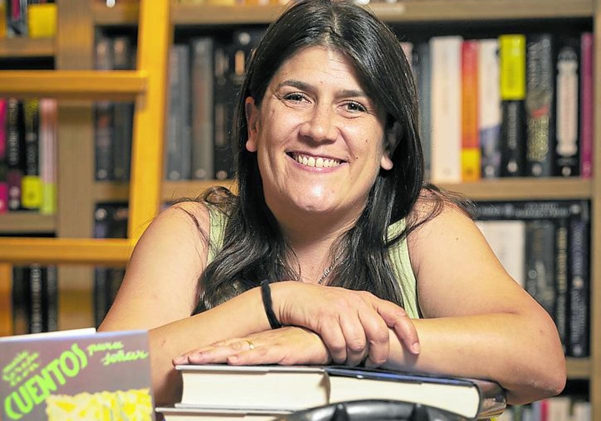 Lucía Alonso, entre libros y con el teléfono familiar.