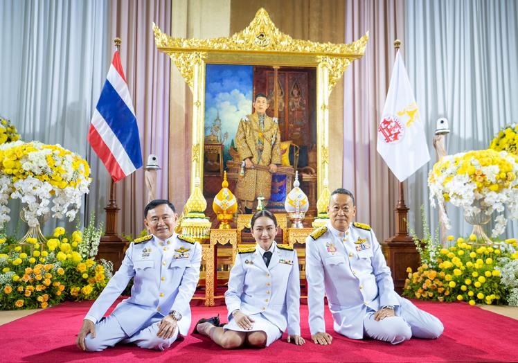 Thaksin Shinawatra (izquierda) y su hija, centro, la nueva primera ministra de Tailandia.