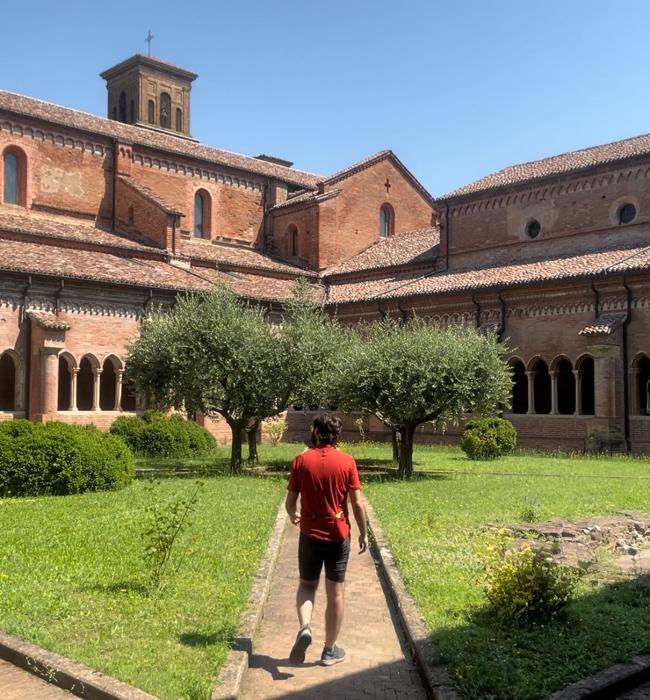 Interior del claustro de Claravalle della Colomba.