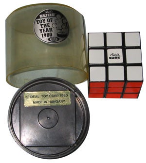 Primer envase y cubo de Rubik de 1980.