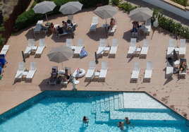 Vista de la piscina de un hotel de Ibiza