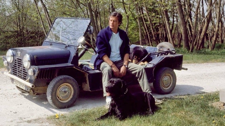 Delon, en su Mini Moke