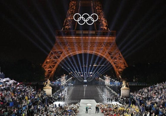 Vista de los aros olímpicos en la Torre Eiffel en la inauguración de los Juegos Olímpicos de París.