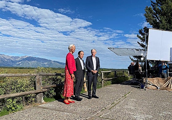 La presidenta del BCE, Christine Lagarde, junto a sus homólogos de la Fed de EE UU y el Banco de Japón, en la reunión de Jackson Hole de 2023.