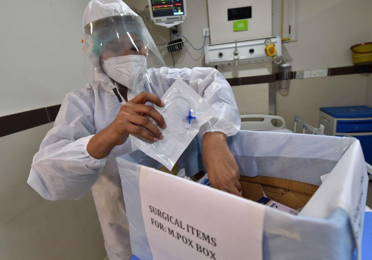 Un sanitario prepara una habitación de aislamiento en un hospital de Karachi (Pakistán).