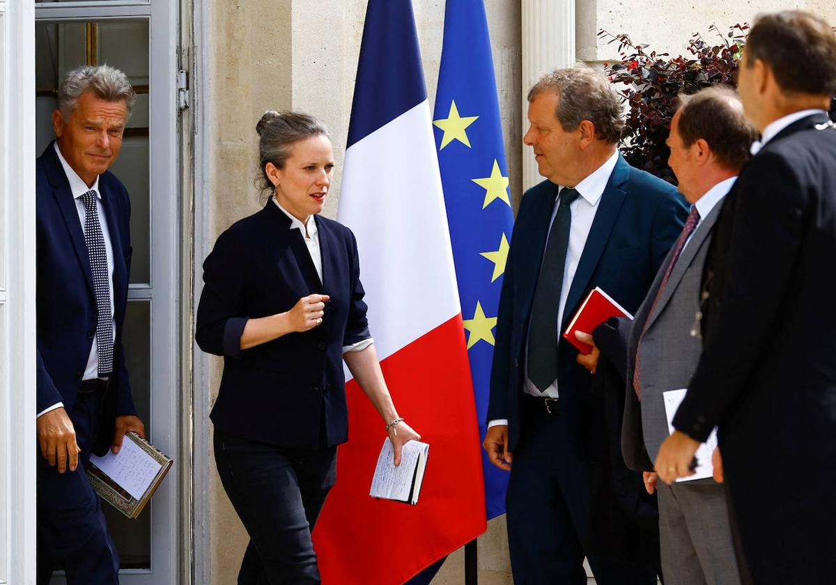 Lucie Castets, la candidata del Nuevo Frente Popular, sale del Elíseo tras hablar con Macron.