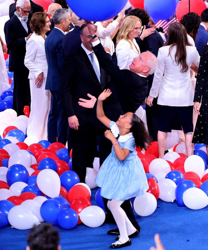 Imagen secundaria 2 - Kamala Harris se abraza a su marido', Doug Emhoff; Pink, con su hija, puso el broche final a la fiesta demócrata; Leela, la sobrina nieta de la candidata juega con unos globos en el escenario.