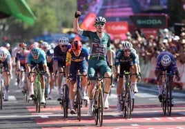 Wout van Aert celebra su victoria de etapa en Córdoba.