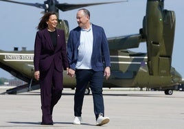 Kamala Harris, junto a su marido, Doug Emhoff, a su regreso a Washington tras la convención demócrata.