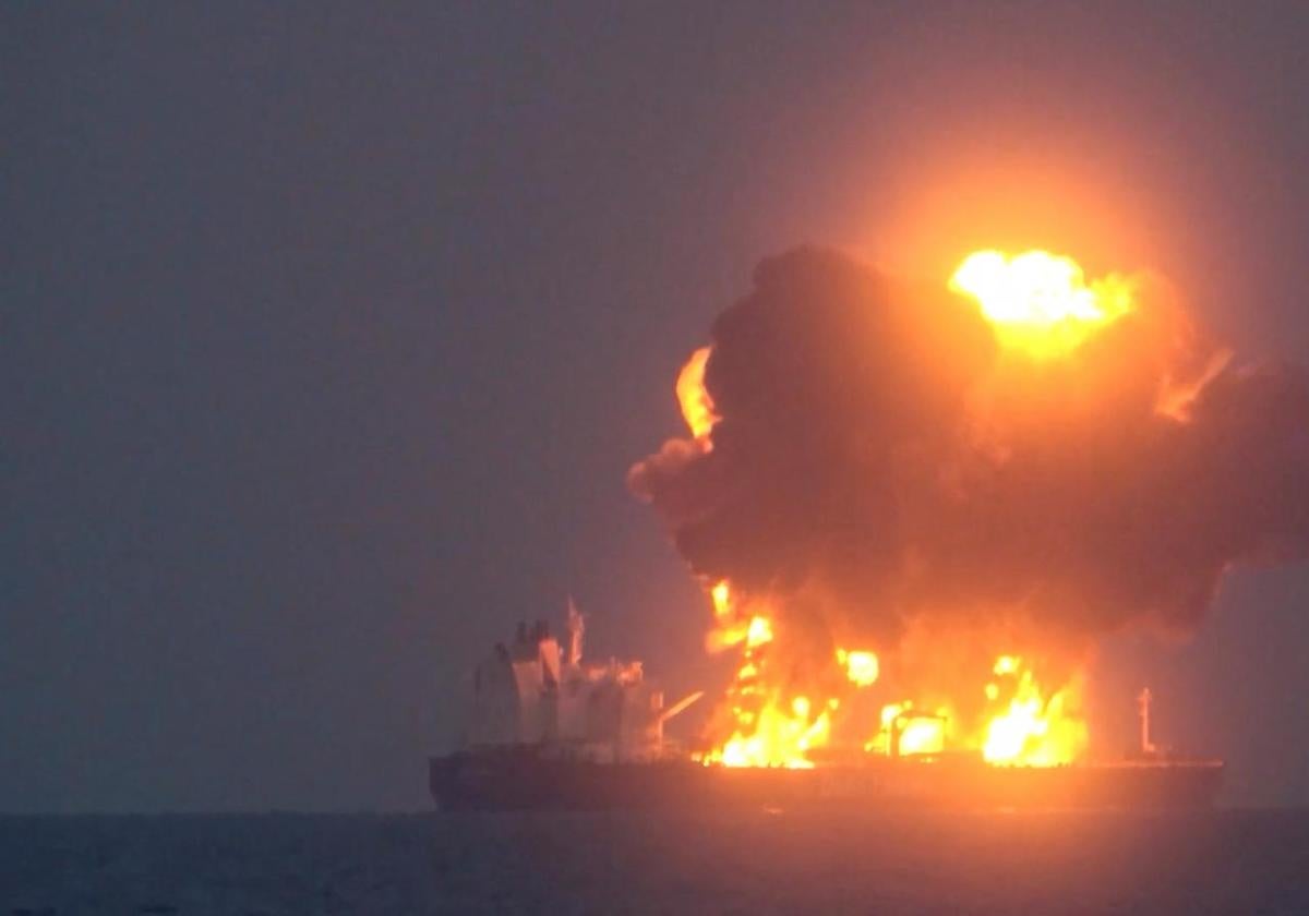 Imagen tomada del vídeo en el que los rebeldes hutíes de Yemen reivindican la autoría del ataque a un petrolero de bandera griega en el Golfo de Adén, el pasado miércoles.