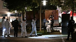 Los forenses trabajan en la búsqueda de pistas en Solingen.
