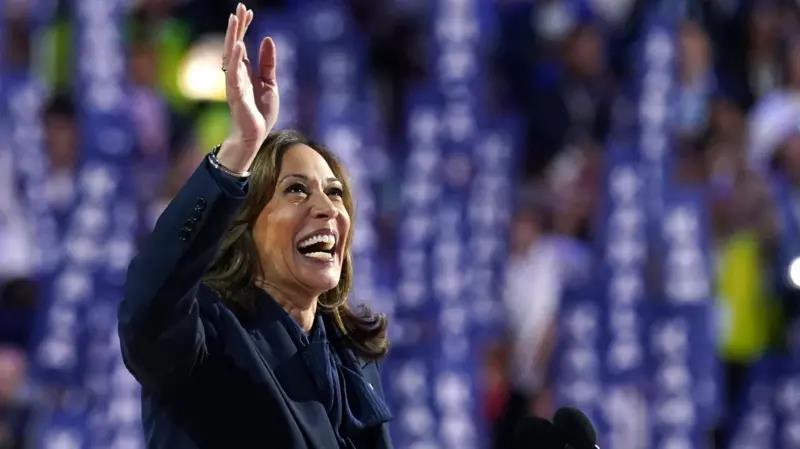 Kamala Harris saluda a los demócratas reunidos en la convención de Chicago.