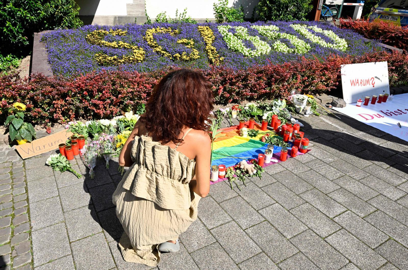 Una joven rinde homenaje a las víctimas cerca del lugar del ataque.