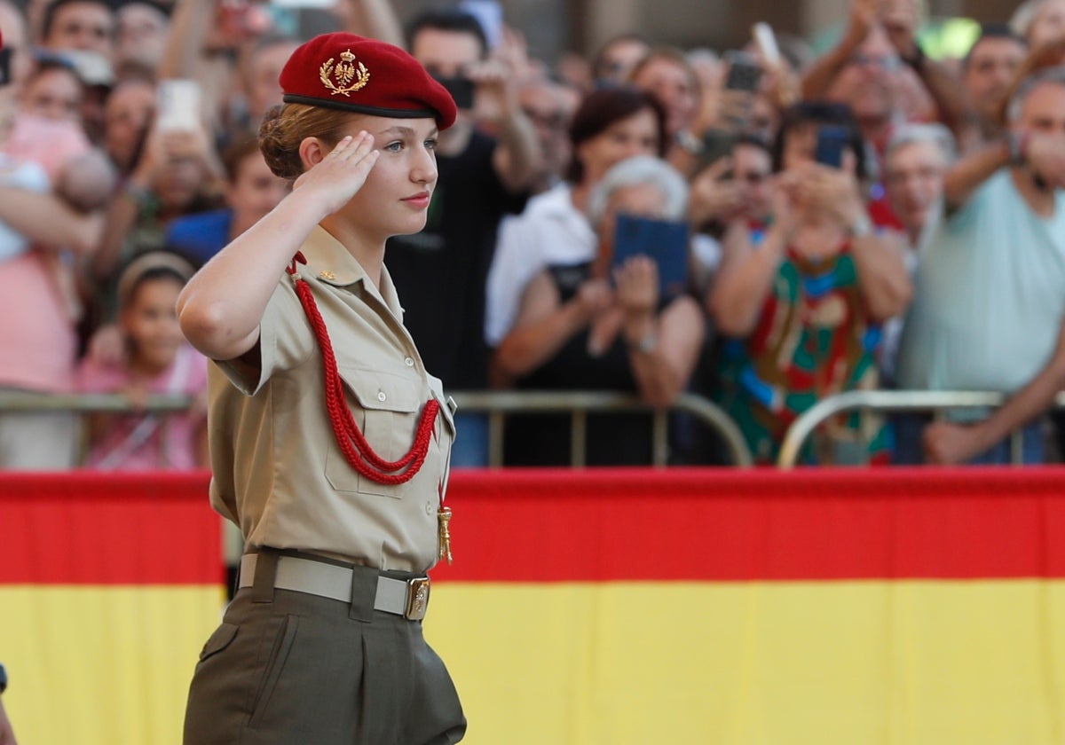 La princesa Leonor participa con los cadetes de la Academia General Militar de Zaragoza en la ofrenda a la Virgen del Pilar.