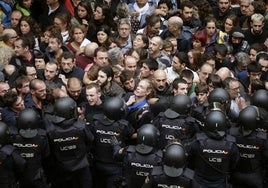 Los UIP de la Policía Nacional tratan de impedir la votación en el referéndum ilegal de 2017.