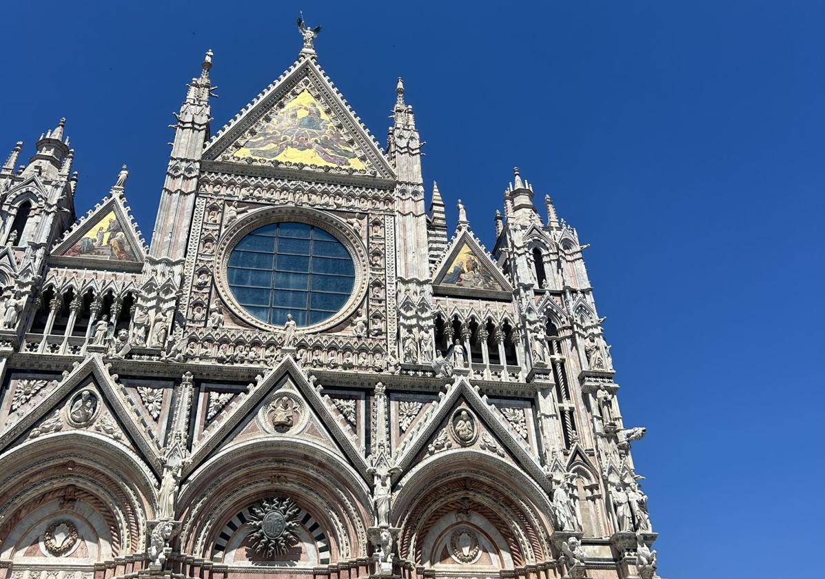 La bella y fotografiada fachada del 'duomo' de Siena.