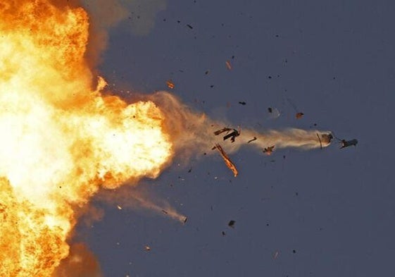 Un misil del escudo antiaéreo de Isrel destruye en pleno vuelo un cohete lanzado por Hezbolá durante el enfrentamiento.