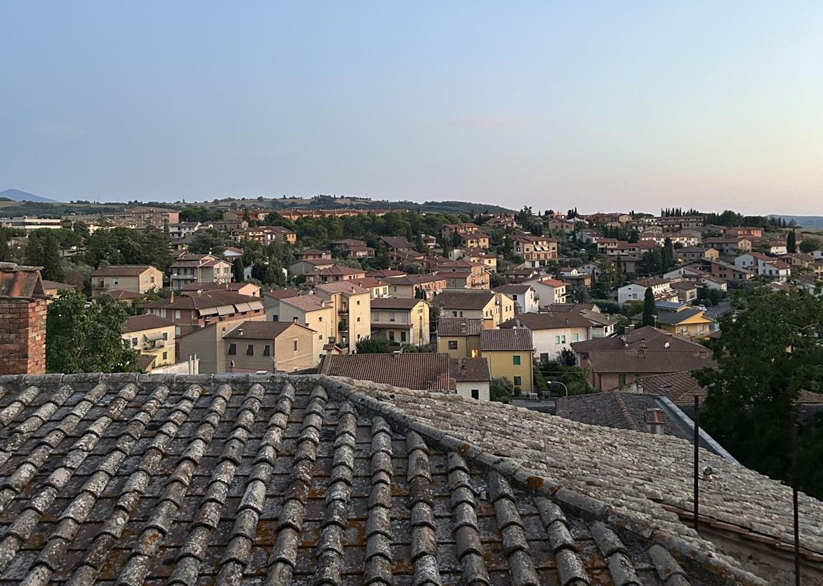 Imagen secundaria 1 - Panorámica de San Quirico d'Orcia desde el albergue, a la izquierda. A la derecha, John me echa una mano con Bucéfalo.