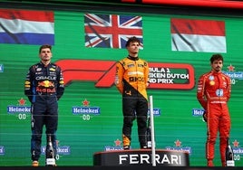 Lando Norris, entre Max Verstappen y Charles Leclerc, en el podio del GP de Países Bajos.