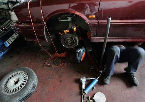 Mecánico de coches trabaja en un taller en una imagen de archivo.