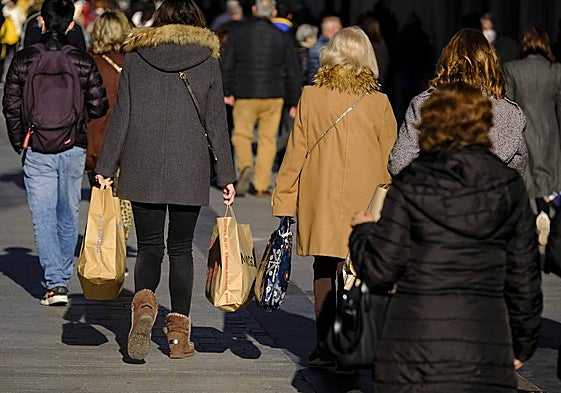 Personas yendo de compras.