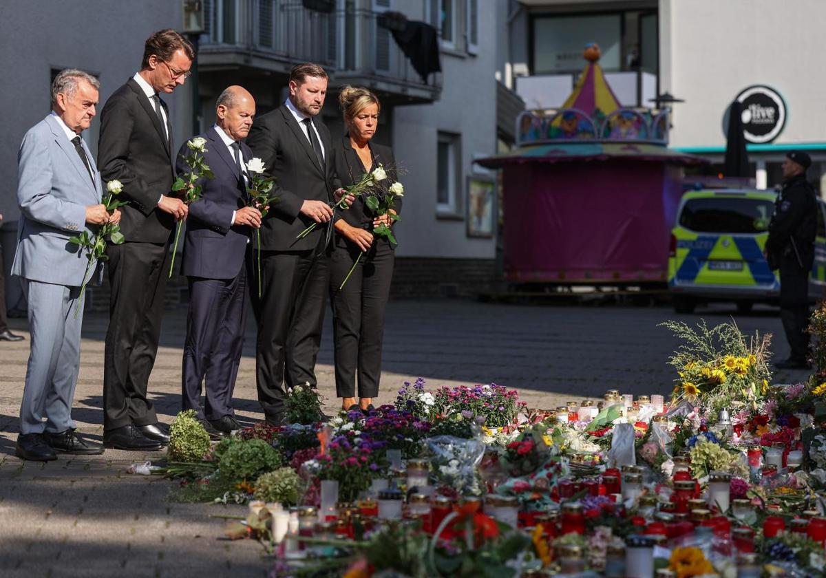 El canciller alemán, Olaf Scholz, encabeza una visita a una ofrenda floral por las víctimas del acuchillamiento en Solingen.