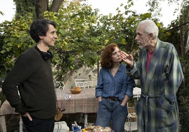 Jonás Trueba junto a Itsaso Arana y su padre, Fernando Trueba, actor en el filme.