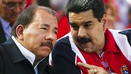 Daniel Ortega atiende una explicación de Nicolás Maduro.